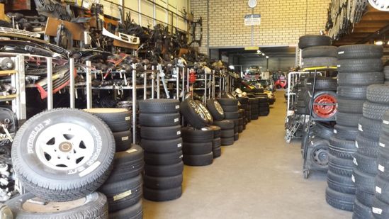 Opgeslagen auto-onderdelen