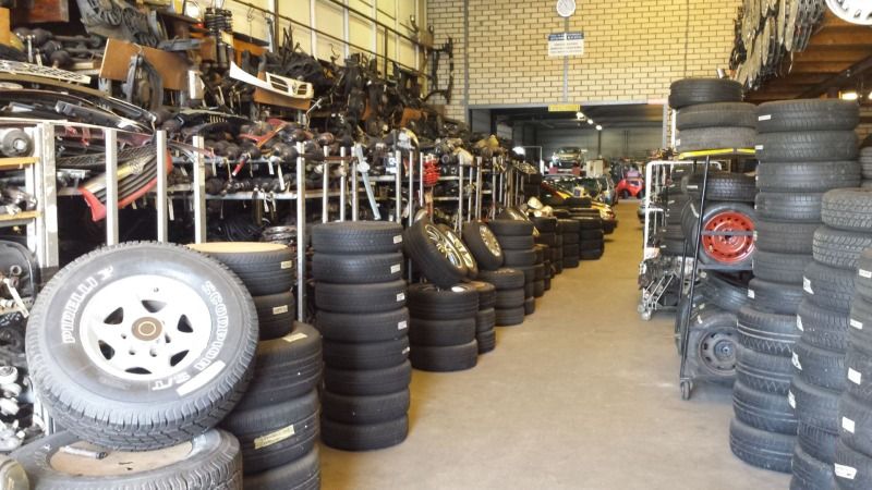 Opgeslagen auto-onderdelen