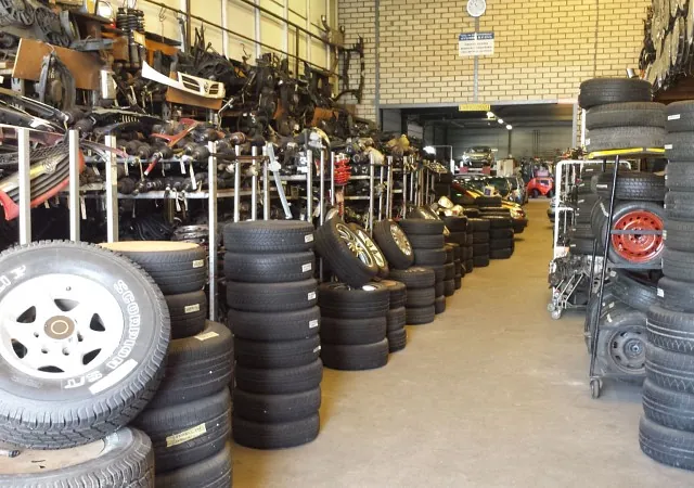 Opgeslagen auto-onderdelen